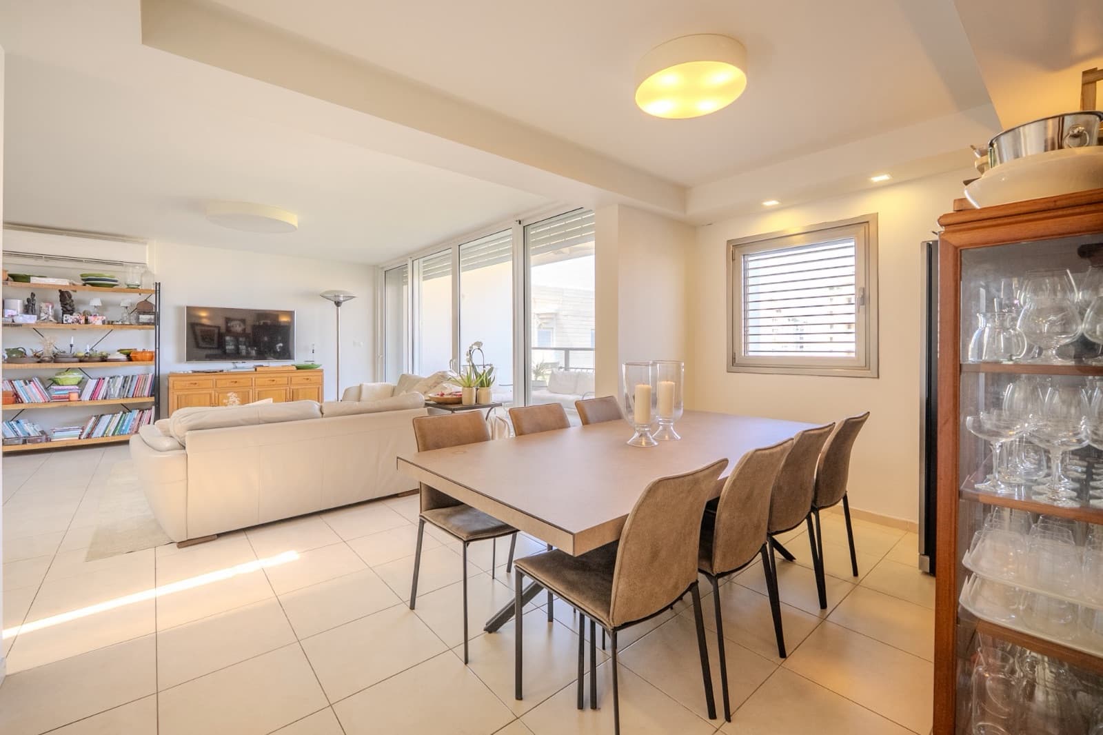Open dining space for eight beside the living room