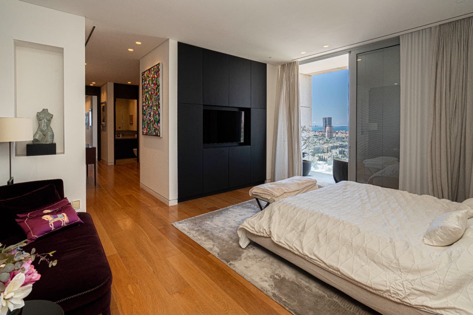 Principal suite with terrace access and sea view